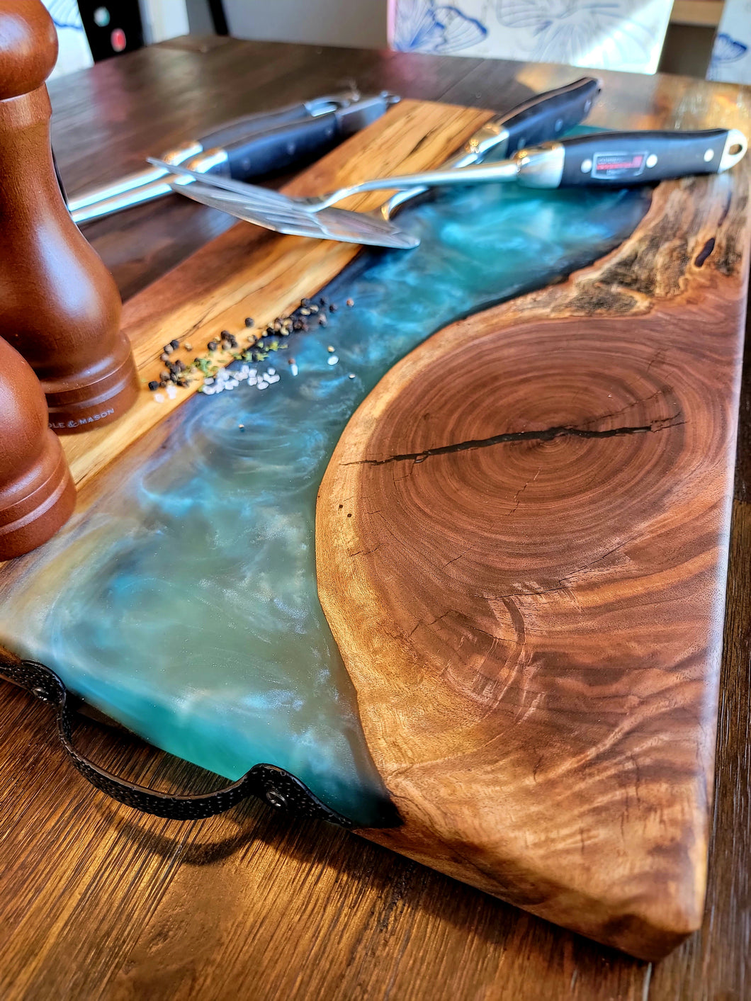 I made this wooden epoxy cutting board out of the offcuts, I used